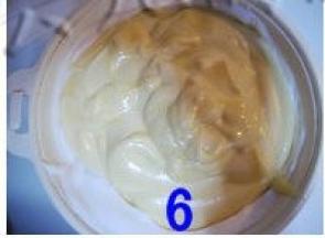 将步骤5倒入剩余的蛋白容器中，将面糊与蛋白翻拌均匀；此时将烤箱预热170度；