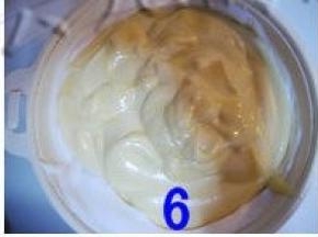 将步骤5倒入剩余的蛋白容器中，将面糊与蛋白翻拌均匀；此时将烤箱预热170度；