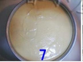 将混合好的面糊倒入蛋糕模具中，在台面上轻震几下，磕出面糊中的气泡。然后放进烤箱中
   层，烤45分钟，蛋糕上色后及时加工盖锡纸（温度与时间请根据自已烤箱情况而定，判断蛋糕是否已熟，可以在烤到预定好的时间时，拿要牙签插入蛋糕中，如没带出面糊表示已熟）