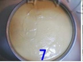 将混合好的面糊倒入蛋糕模具中，在台面上轻震几下，磕出面糊中的气泡。然后放进烤箱中
   层，烤45分钟，蛋糕上色后及时加工盖锡纸（温度与时间请根据自已烤箱情况而定，判断蛋糕是否已熟，可以在烤到预定好的时间时，拿要牙签插入蛋糕中，如没带出面糊表示已熟）