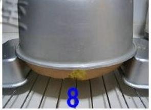 烤好的蛋糕取出后，立即倒扣在烤网上，放凉后脱模、切块；放入保鲜盒中冷藏后食用味道更  好。