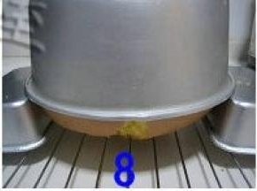 烤好的蛋糕取出后，立即倒扣在烤网上，放凉后脱模、切块；放入保鲜盒中冷藏后食用味道更  好。