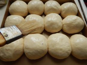 发至两倍大刷上鸡蛋液