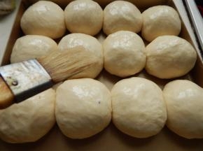 发至两倍大刷上鸡蛋液