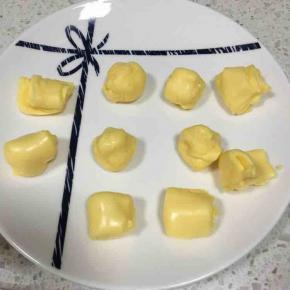 把芝士片捏成团