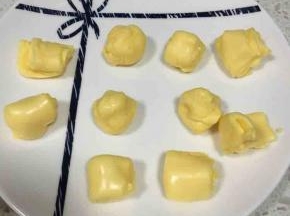 把芝士片捏成团