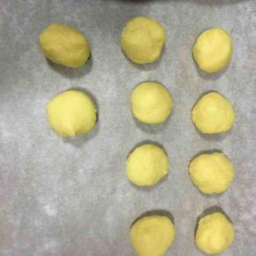 把面团分为21g/个的小面团，总的10个小面团