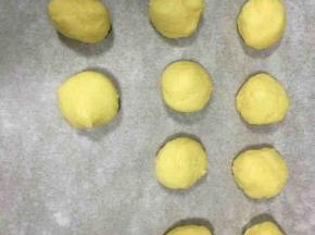 把面团分为21g/个的小面团，总的10个小面团