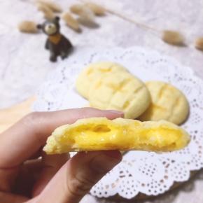 不烫口后即可食用，一口下去，酥软的黄油曲奇外壳，里面是软软绵绵的咸香芝士，很棒～