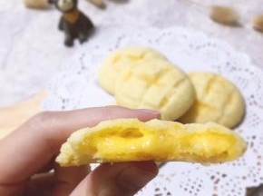 不烫口后即可食用，一口下去，酥软的黄油曲奇外壳，里面是软软绵绵的咸香芝士，很棒～