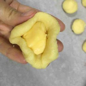 把芝士片包在面团里