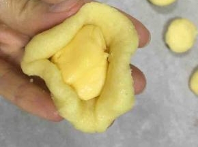 把芝士片包在面团里