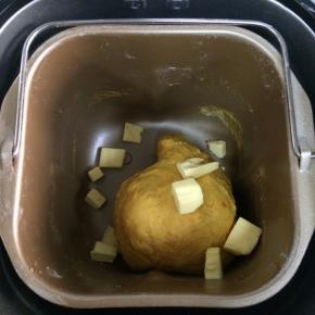 揉至约10分钟成团时，加入黄油。