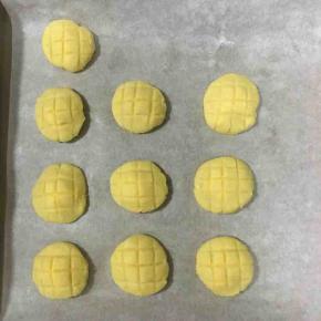 用牙签压出菠萝网状