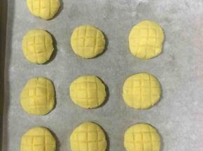 用牙签压出菠萝网状