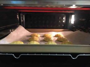 烤箱提前预热，我用的是东菱岩烤烤箱，上下火，160度，烤20分钟