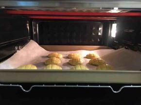 烤箱提前预热，我用的是东菱岩烤烤箱，上下火，160度，烤20分钟