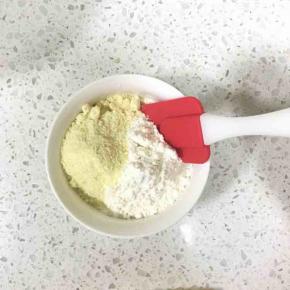 低筋面粉和杏仁粉混合均匀