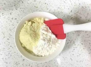 低筋面粉和杏仁粉混合均匀