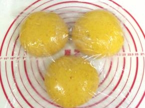取出发酵好的面团进行排气，分成三等份，盖好保鲜膜松弛20分钟。