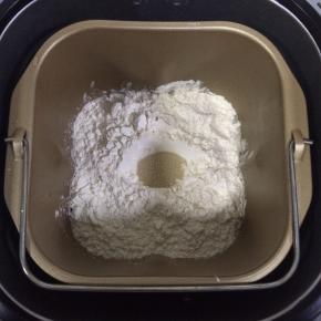 继续加入高筋面粉，在面粉中间挖了洞，把酵母粉放入。启动面包机和面程序，我的面包机一个和面程序是30分钟。