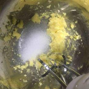 软化的黄油分2次加入细砂糖，每一次都打发到细砂糖与黄油融合