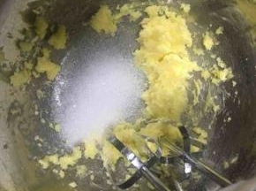 软化的黄油分2次加入细砂糖，每一次都打发到细砂糖与黄油融合