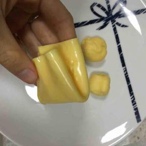 取芝士片，每一片都这样折叠一下，从中间撕开