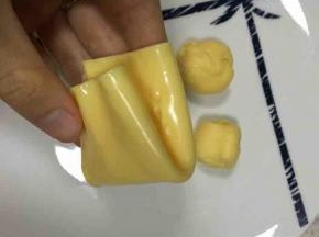 取芝士片，每一片都这样折叠一下，从中间撕开