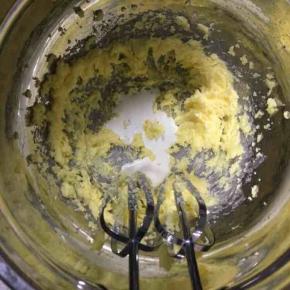 淡奶油分三次加入到打发的黄油中，每一次都打发到淡奶油与黄油完全融合以后再加入淡奶油继续打发