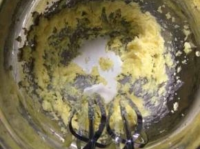 淡奶油分三次加入到打发的黄油中，每一次都打发到淡奶油与黄油完全融合以后再加入淡奶油继续打发