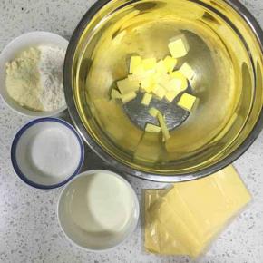 准备好材料，黄油切丁放在盆内