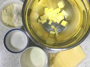 准备好材料，黄油切丁放在盆内