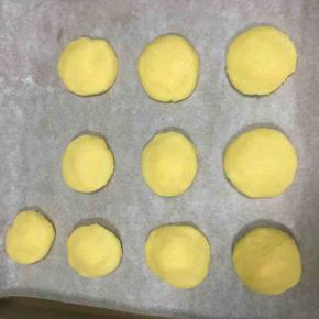 压扁放入铺了油纸的烤盘中