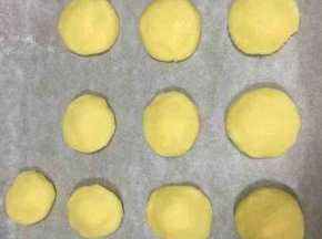 压扁放入铺了油纸的烤盘中