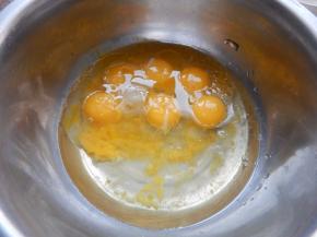 六个蛋黄加入黄油在加入20克白糖