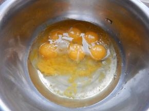 六个蛋黄加入黄油在加入20克白糖