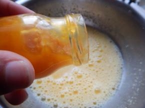 打发在加入芒果酱及牛奶