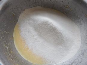 搅拌均匀加入低粉