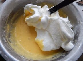 6个蛋清加入40克白糖打发