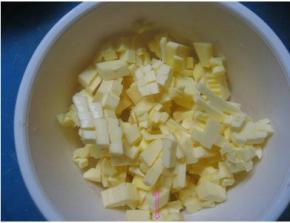 取出黄油切成小丁放入碗中，室温稍微软化。不需要软化太久，让黄油保持些硬度