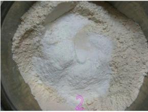 将面粉、糖粉、草莓粉混合均匀；