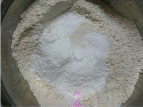 将面粉、糖粉、草莓粉混合均匀；