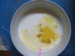 蛋液、牛奶放入碗内（如果放盐的话也一起加入）；