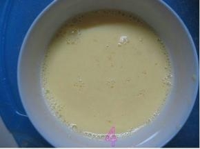 将碗中液体用打蛋器搅拌均匀；