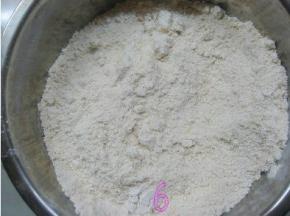 用手将黄油与面粉搓匀，使黄油丁与面粉完全融合；