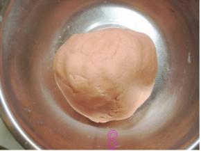 用刮刀将蛋液与粉类混合均匀，再用手将液体与粉类揉搓成团；