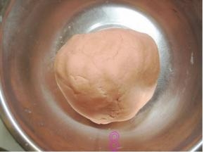 用刮刀将蛋液与粉类混合均匀，再用手将液体与粉类揉搓成团；