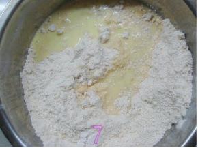 将蛋黄牛奶液倒入步骤6中；