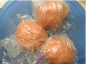 揉好的面团套上保鲜袋松驰10分钟；